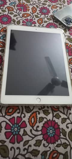 i pad 5th generation 128 gb ( no any fault)