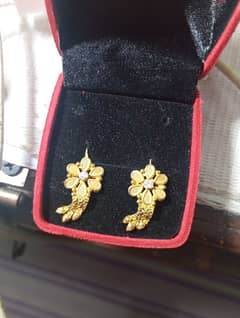 women gold ear kanttay