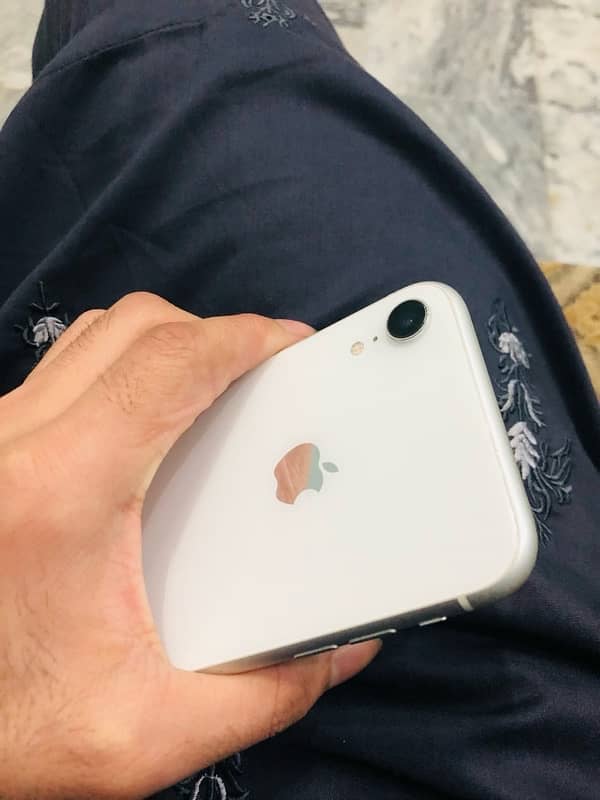 I phone Xr hai total original hai water pack hai 4