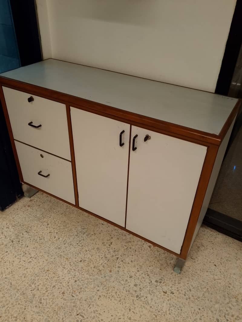 Good Condition Office Furniture. 0