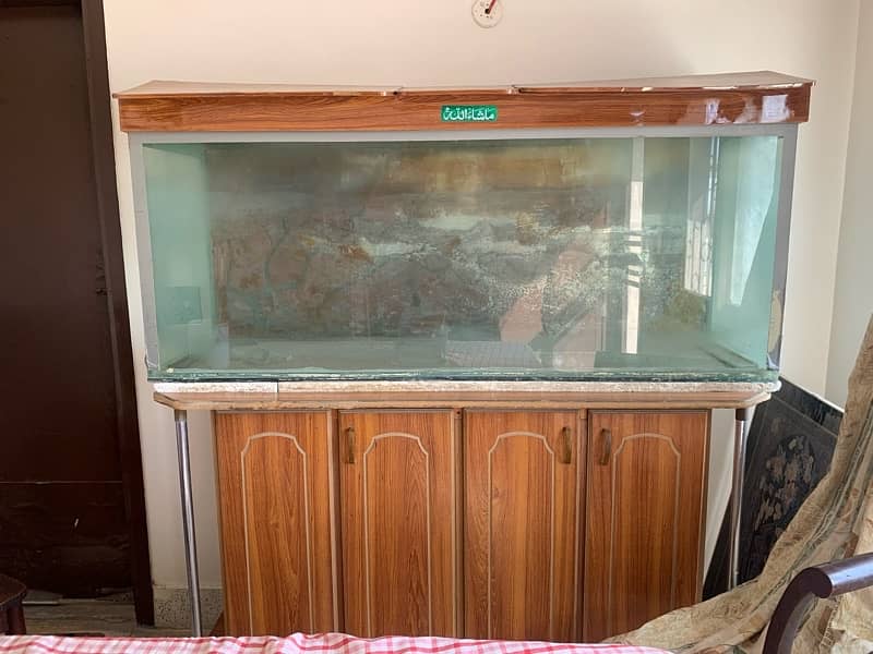 FISH AQUARIUM AVAILABLE FOR SALE WITH AQUARIUM TABLE 1