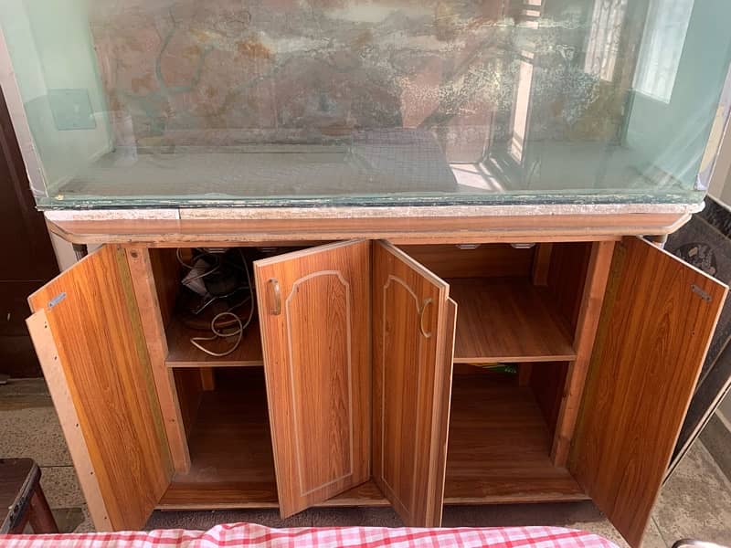 FISH AQUARIUM AVAILABLE FOR SALE WITH AQUARIUM TABLE 2