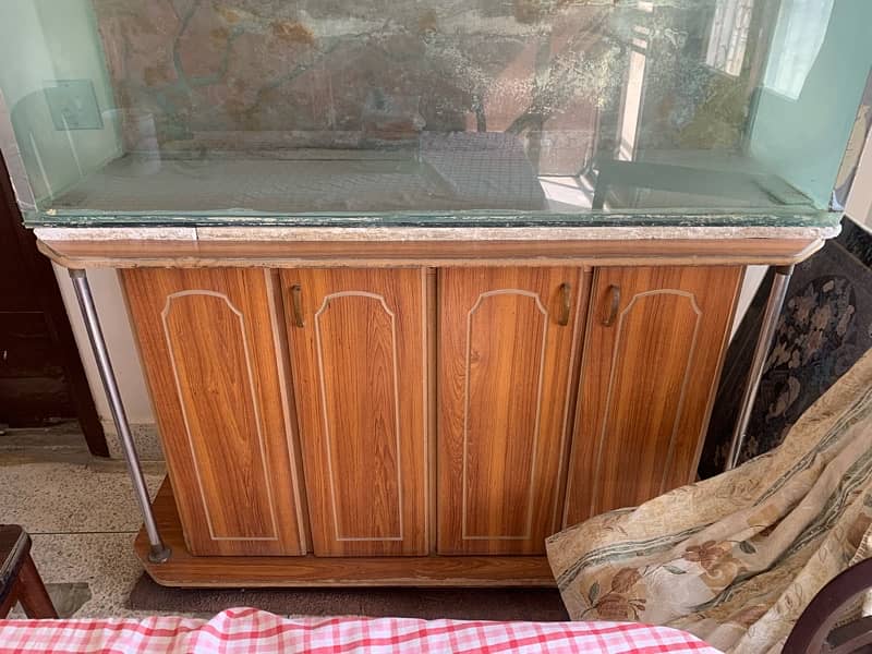 FISH AQUARIUM AVAILABLE FOR SALE WITH AQUARIUM TABLE 3