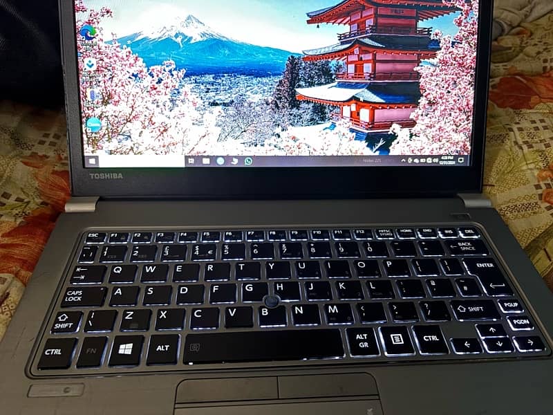 Toshiba core i5 4th gn 4/128m1 ssd 1