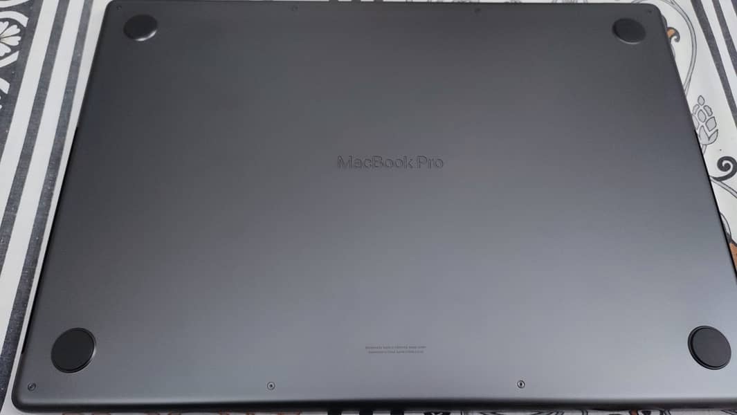 Macbook Pro 16" M3 Pro (18GB - 512GB) 1