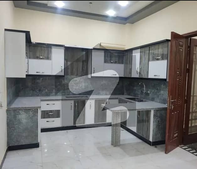 Fantastic 400 yards portion available for rent in Gulshan-e-Iqbal Block 3, 4 bedrooms, drawing room, lounge, American kitchen, tiled flooring and terrace, excellent opportunity 4