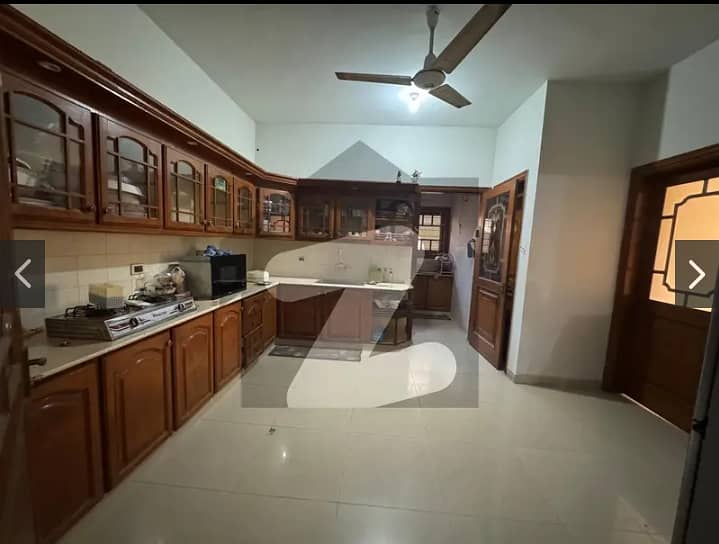 Fantastic 400 yards portion available for rent in Gulshan-e-Iqbal Block 3, 4 bedrooms, drawing room, lounge, American kitchen, tiled flooring and terrace, excellent opportunity 5