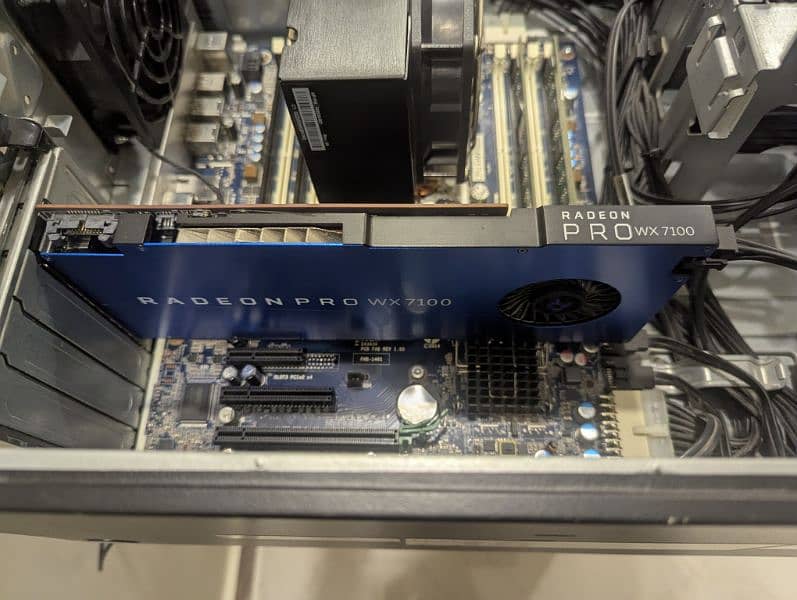 AMD Radeon pro WX-7100 0