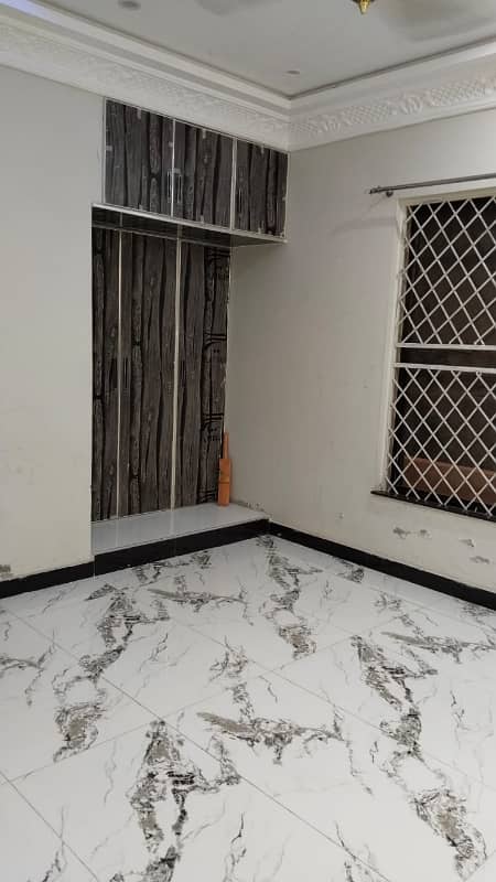 Prime Location 10 Marla Upper Portion For Grabs In Central Park Housing Scheme 0