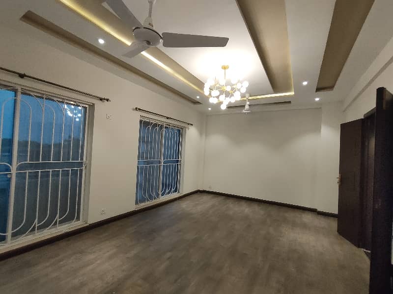 10-Marla 03-Bed Luxury Brand New Flat Available For Sale In Askari-01 Lahore Cantt. 1