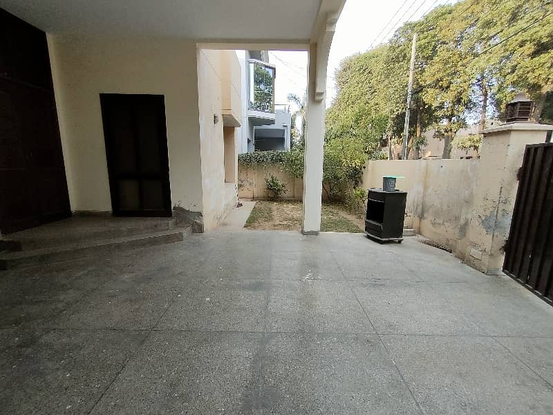 10-Marla 4-Bedroom's House Available For Sale In Askari 9 Lahore. 1