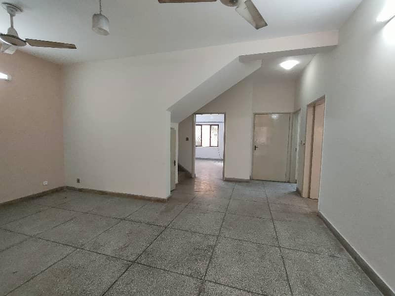 10-Marla 4-Bedroom's House Available For Sale In Askari 9 Lahore. 3