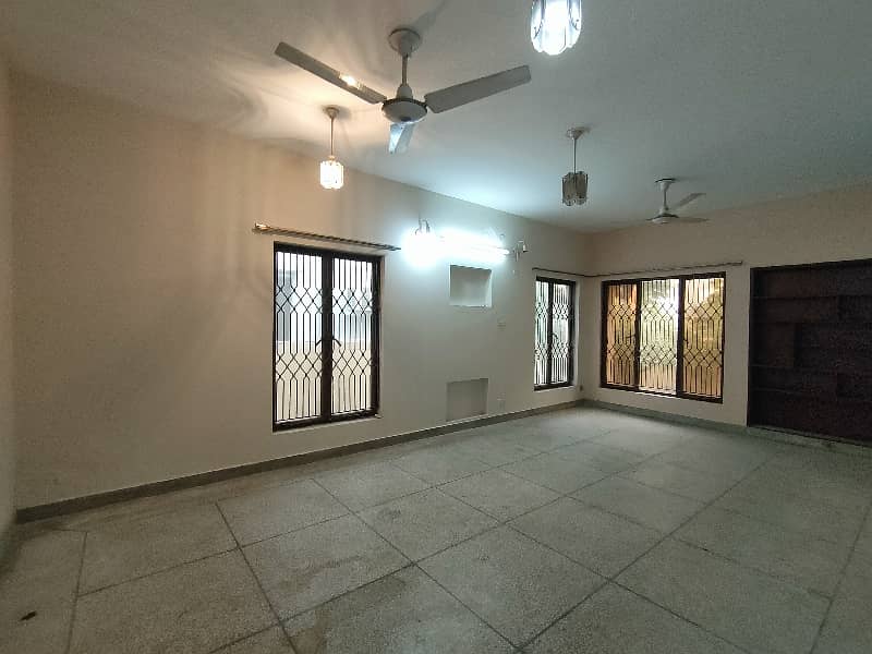 10-Marla 4-Bedroom's House Available For Sale In Askari 9 Lahore. 7