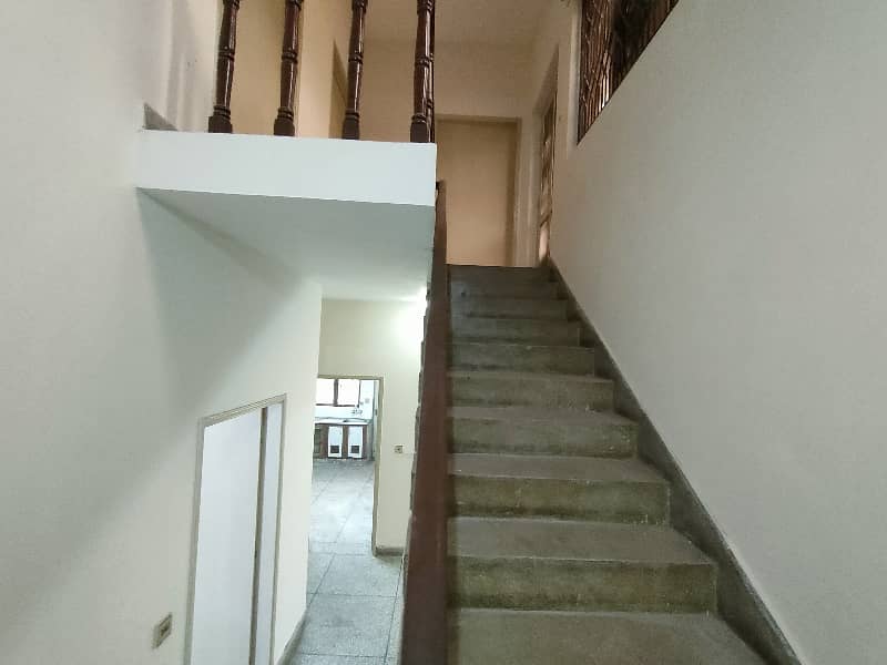 10-Marla 4-Bedroom's House Available For Sale In Askari 9 Lahore. 14