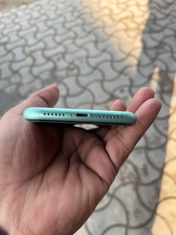 iPhone 11 factory unlock 128gb water pack 3