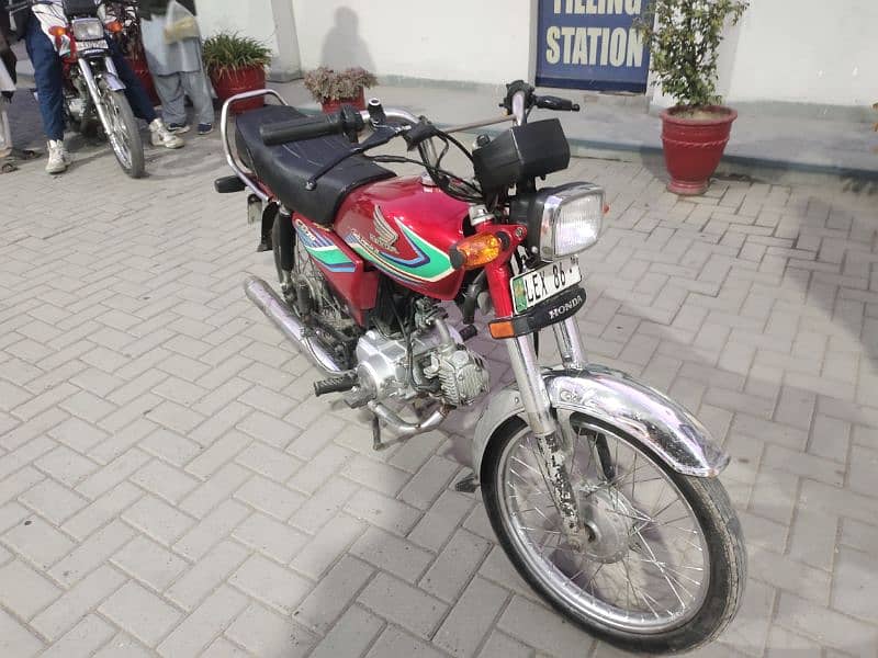 Honda CD 70 (2016) 3