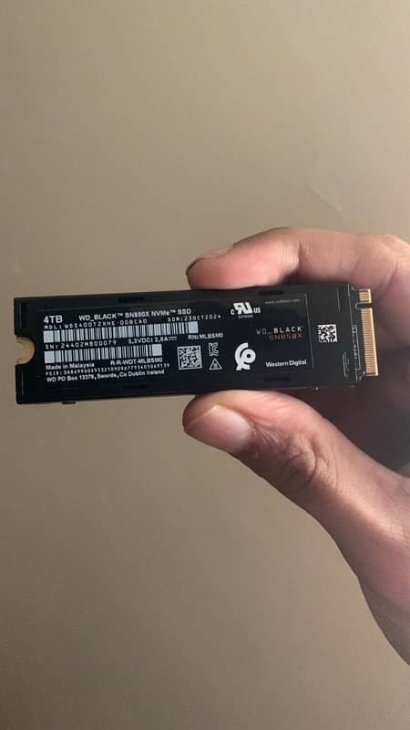 WD 4 TB SN850x NVMe SSD with Heatsink 1