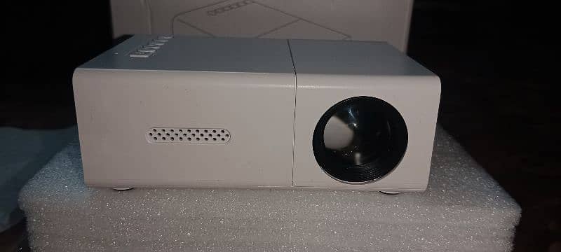 Mini Multimedia Projector 6