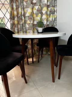 Round Dining Table with 4 Chairs – Elegant and Space-Saving