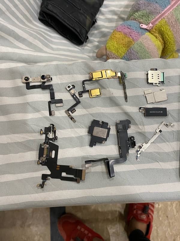 i phone 11 all parts awail for sale panel batry face id camara 4