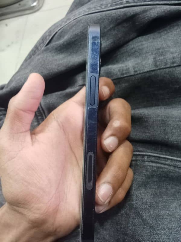 iphone 12 10/10 condition batter health 81% all oki 3