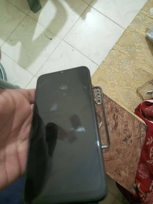 mobile ok ha kuhla ki gantee ha charger wagra sath ha all ok 3