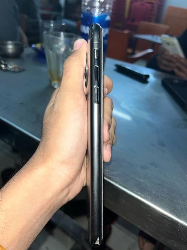 iphone 11 pro max 10/10 condition 2