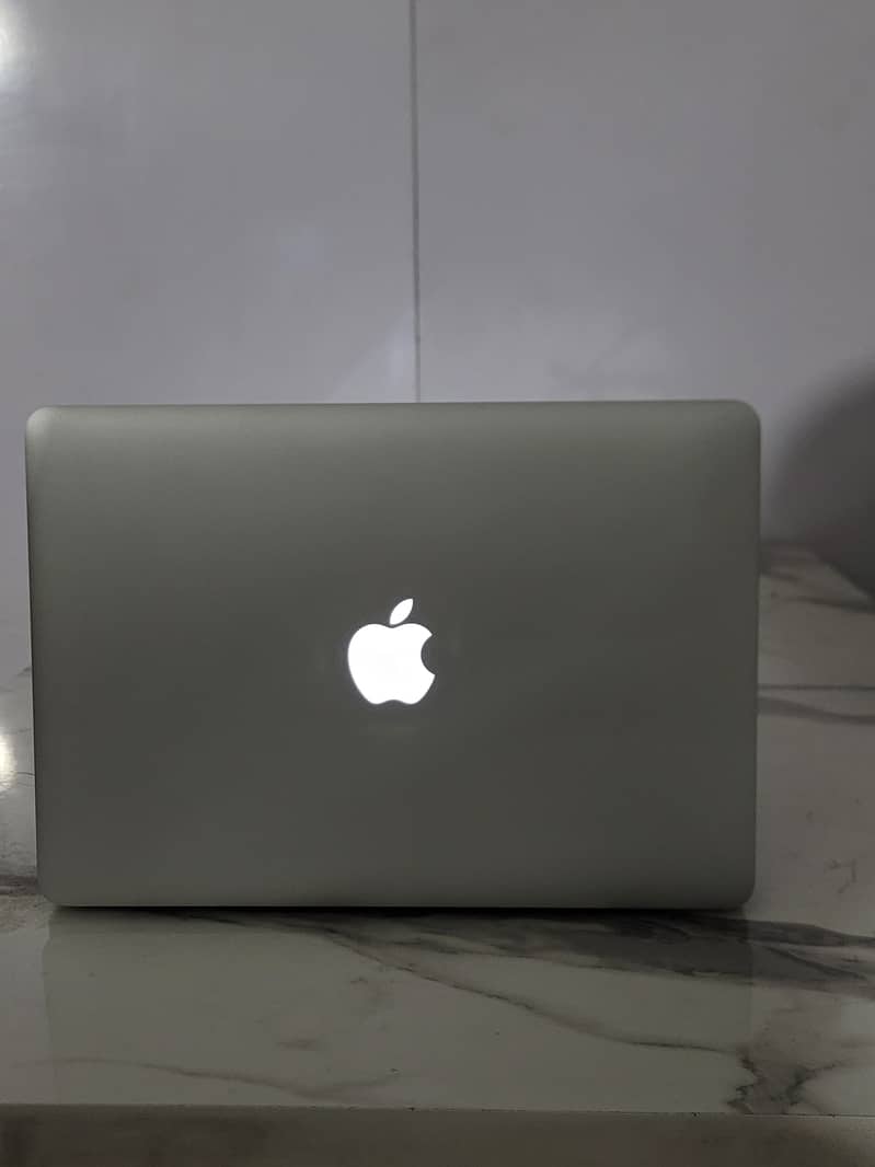 APPLE MacBook Air ( 2017) 03360065600-RAM 8GB-256 SSD. 13 inch 1