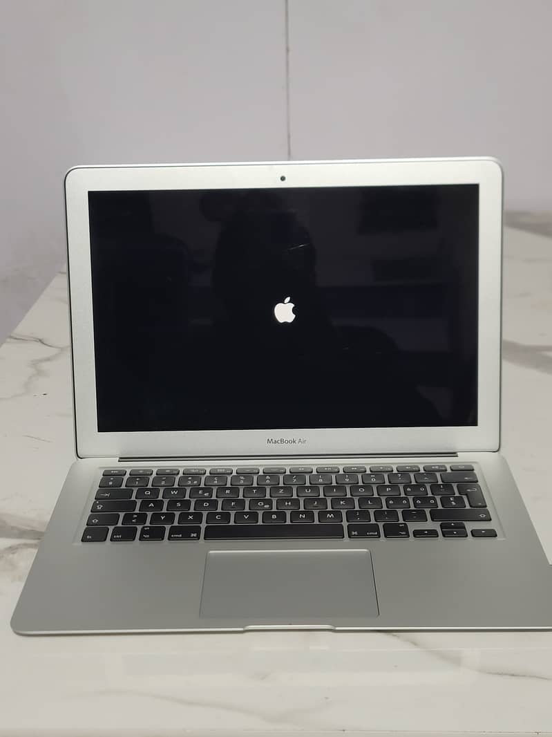 APPLE MacBook Air ( 2017) 03360065600-RAM 8GB-256 SSD. 13 inch 2