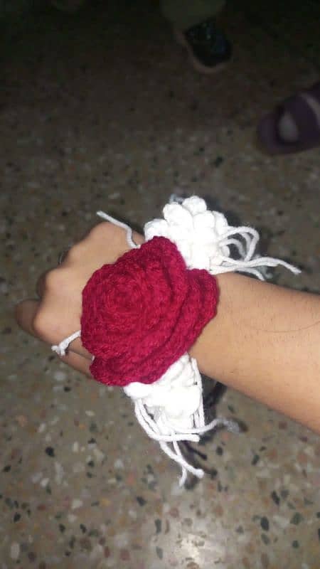 Hand made items sale ka Lia hai jisko Leni inbox ajye 1