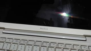 Apple MacBook screen damage aur mouse pad damage