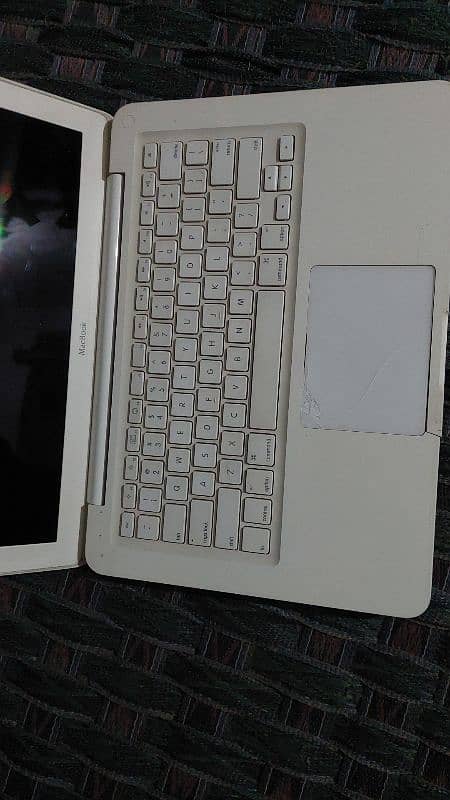 Apple MacBook screen damage aur mouse pad damage 1