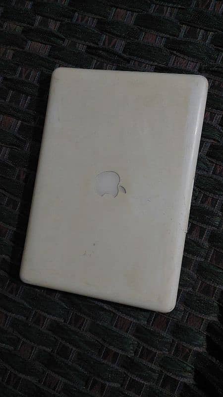 Apple MacBook screen damage aur mouse pad damage 2