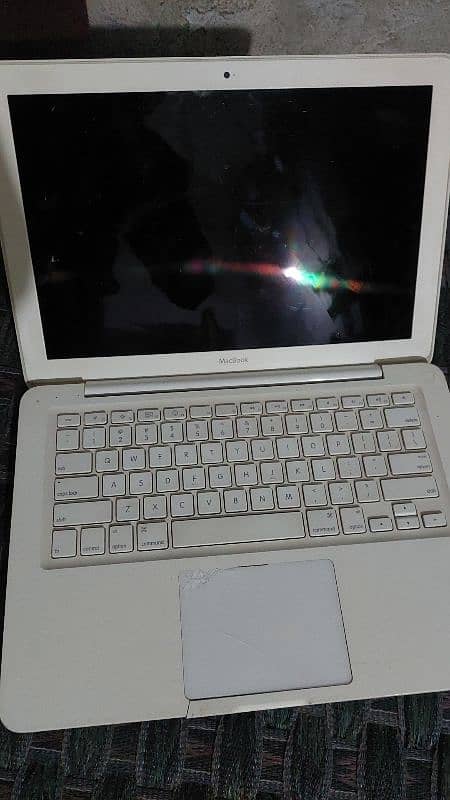 Apple MacBook screen damage aur mouse pad damage 3