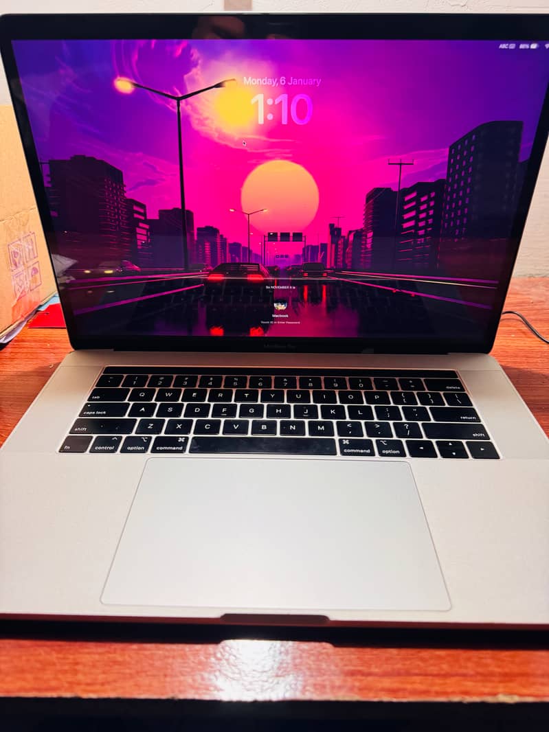 MacBook Pro 2018 core i7, 15 inch, 16 gb ram, 256 gb rom 0