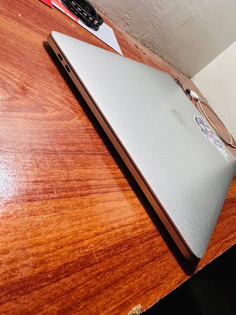 MacBook Pro 2018 core i7, 15 inch, 16 gb ram, 256 gb rom 3