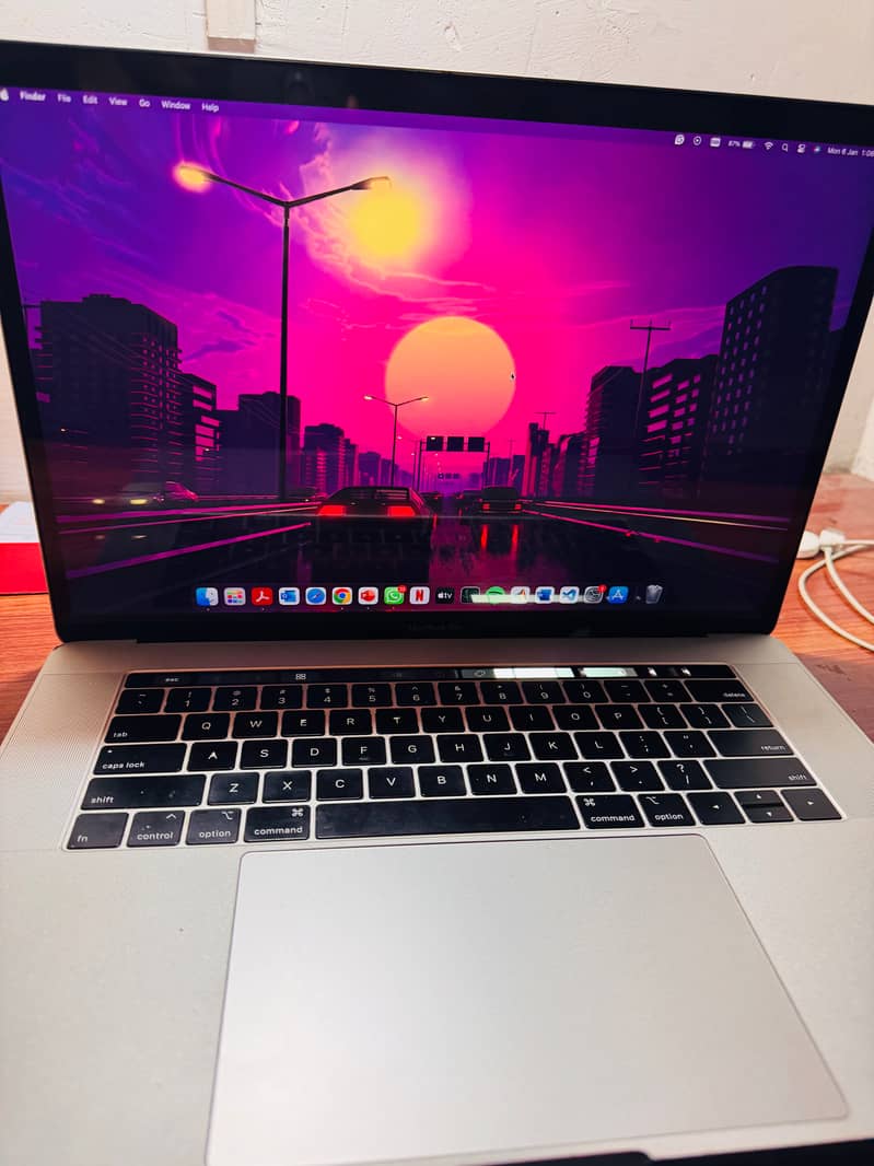 MacBook Pro 2018 core i7, 15 inch, 16 gb ram, 256 gb rom 4