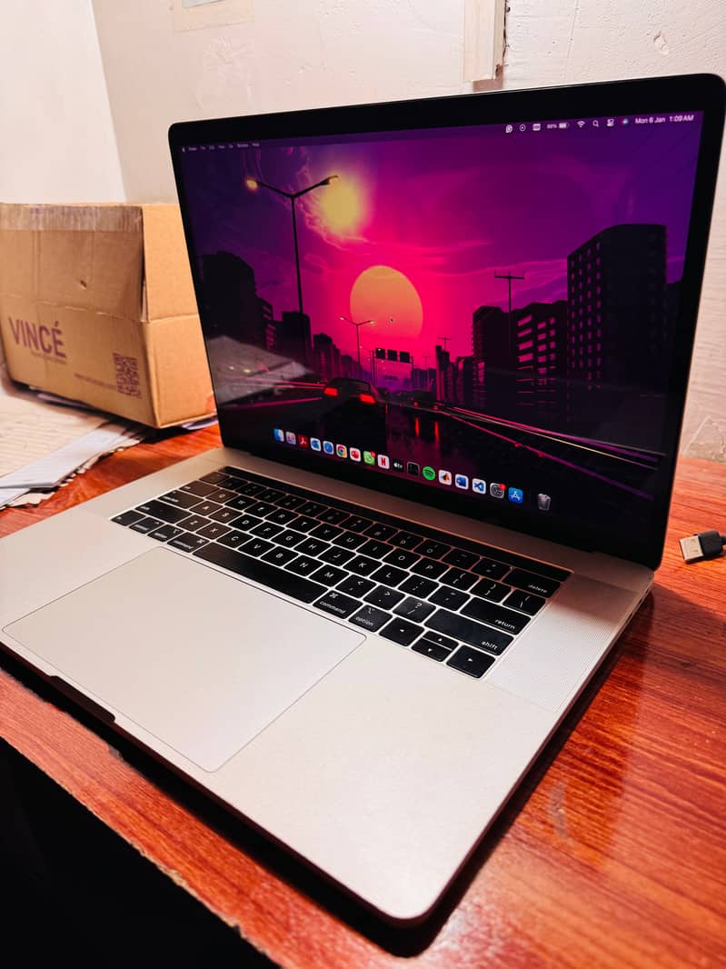 MacBook Pro 2018 core i7, 15 inch, 16 gb ram, 256 gb rom 5