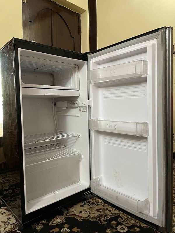 Compact PEL Refrigerator in Excellent condition 1