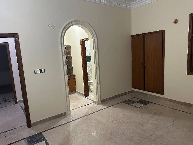 240 SQUARE YARDS 1ST FLOOR WITH ROOF SILENT COMMERCIAL FOR RENT IN JAUHAR 8