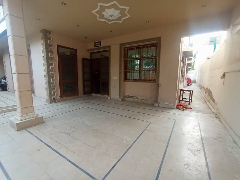 600 SQUARE YARDS 3 BED DD PORTION FOR RENT IN JAUHAR 4