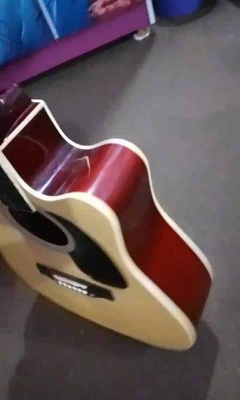 Jumbo size accoustic guitar 4