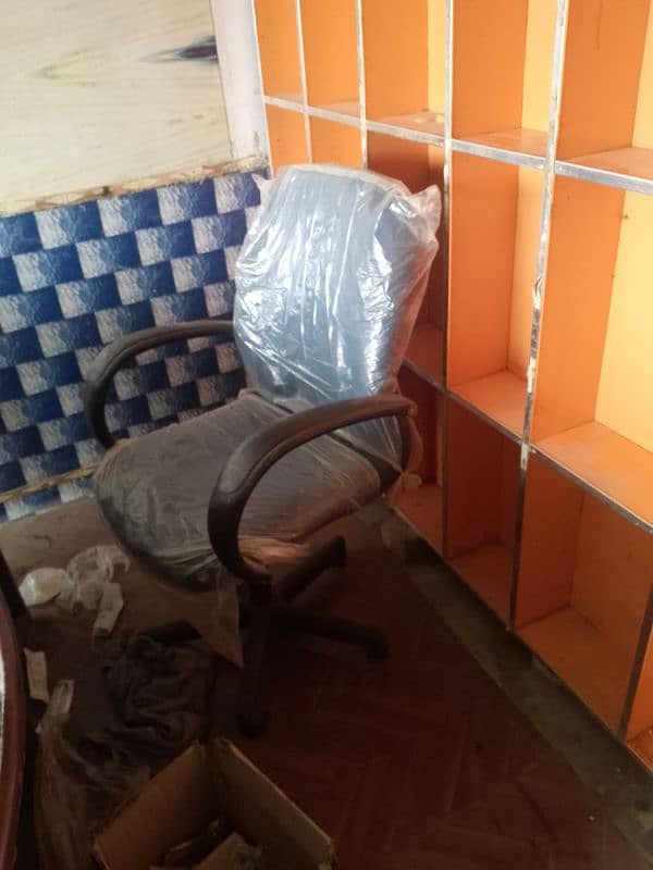 1 aded rak  aur chair  only 18000 2