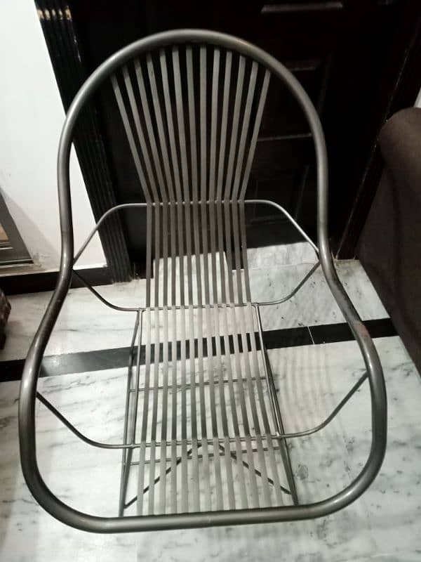 iron chair 0