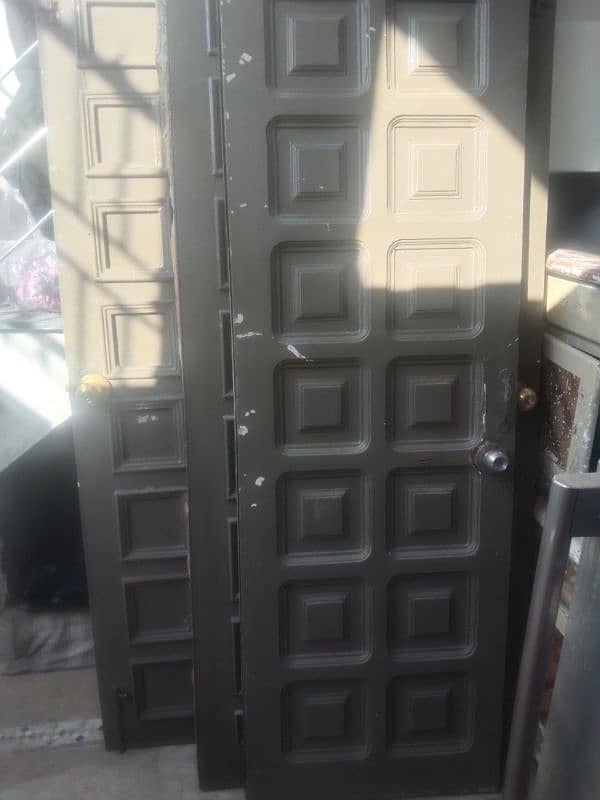 Tali  wood 3 door good condition strong and havy 4