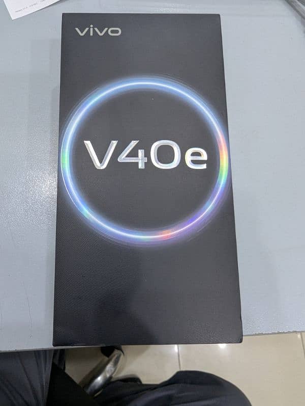 VIVO V40e GOLD 8+8/256GB New (few days used) Activate in December 0