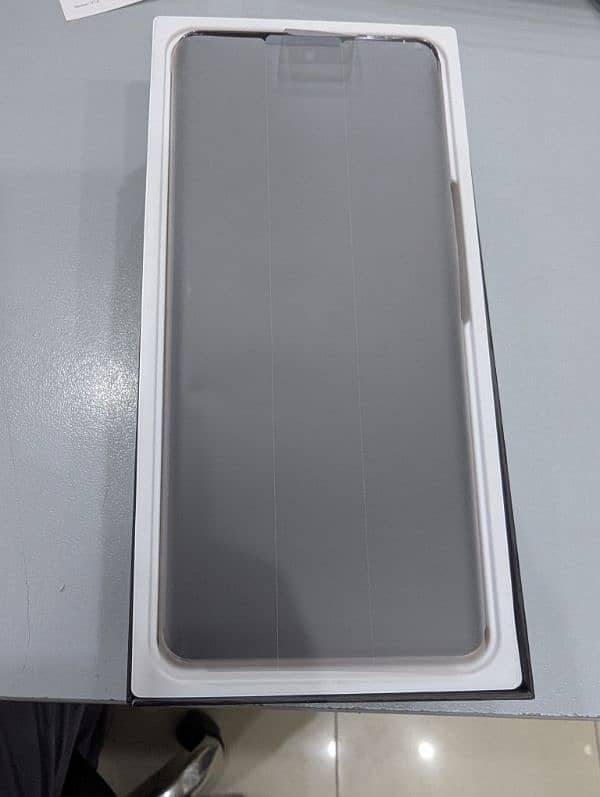 VIVO V40e GOLD 8+8/256GB New (few days used) Activate in December 1