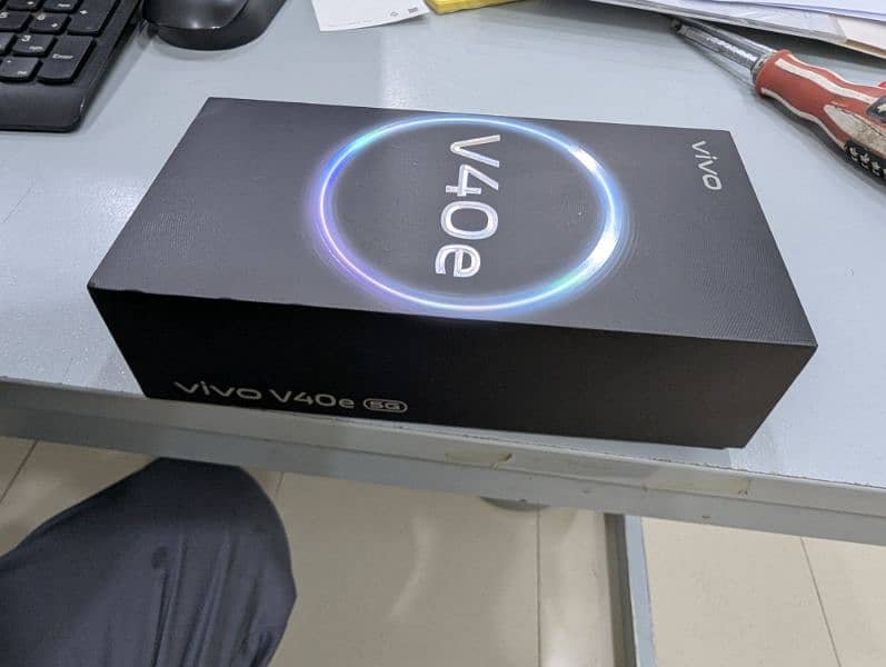 VIVO V40e GOLD 8+8/256GB New (few days used) Activate in December 2