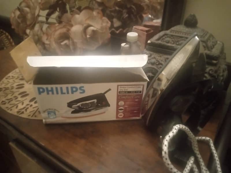 Philips Light Weight Dry Iron Slightly Used 1