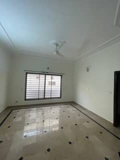 10marla 6beds DD TV lounge kitchen attached baths neat clean house for rent in G 13 4 islamabad